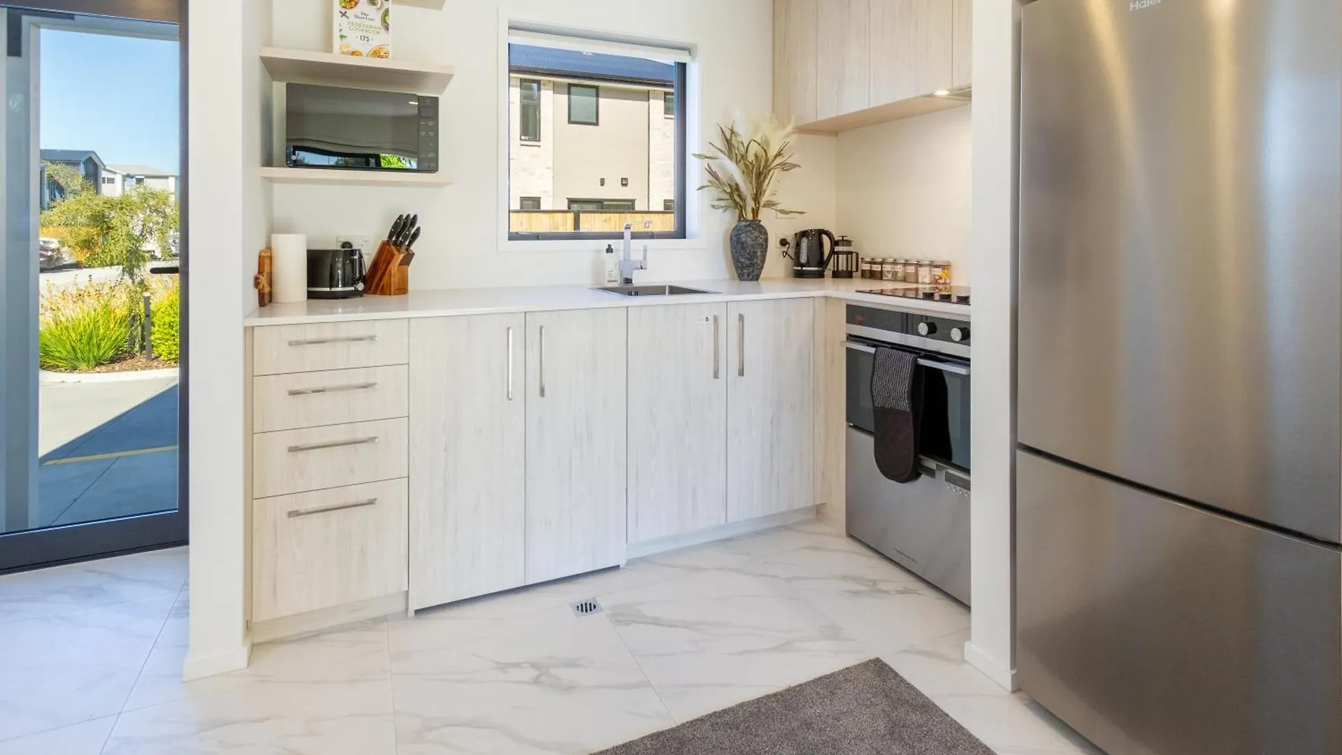 Escape At The Park: 1 Bed 1 Bath W/Carpark Apartment Christchurch