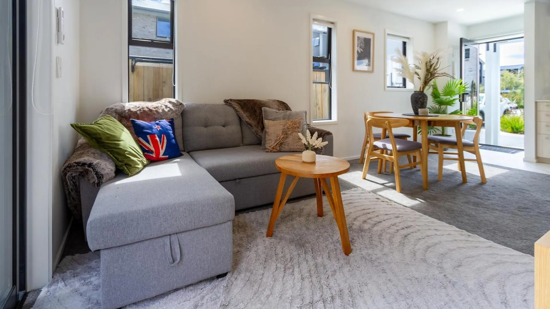 Escape At The Park: 1 Bed 1 Bath W/Carpark location