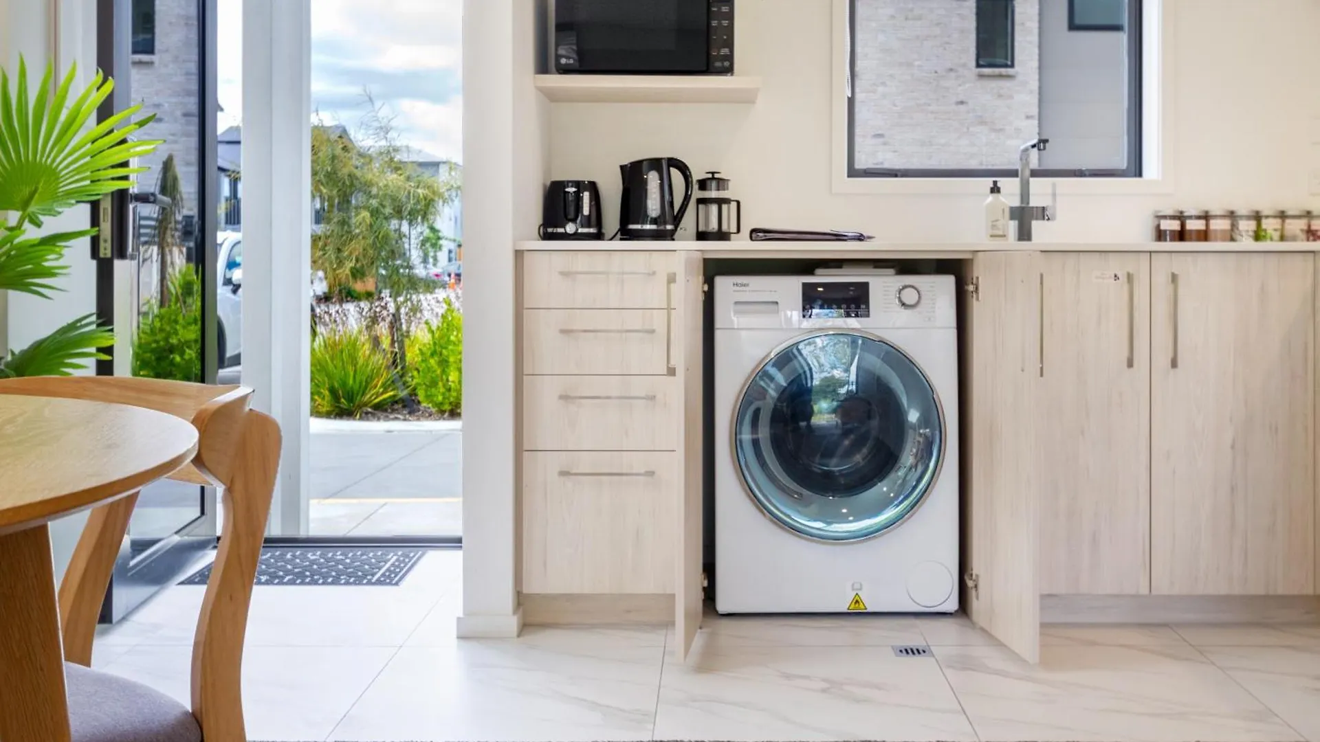 Escape At The Park: 1 Bed 1 Bath W/Carpark Apartment Christchurch